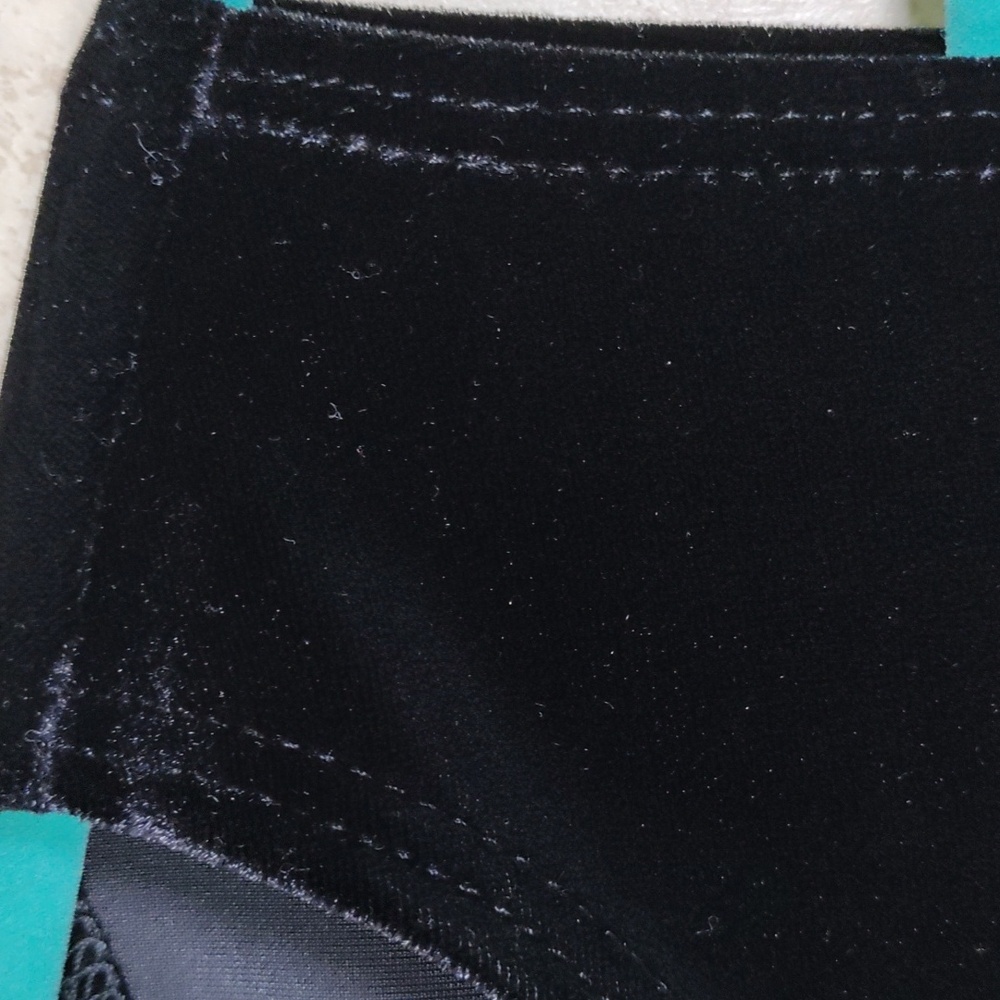 6135 Chico's Travelers Collection black velvet tank top 1 M - Picture 4 of 9